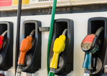 Vlada zvišala trošarine, a ceni bencina in dizla ostali nespremenjeni