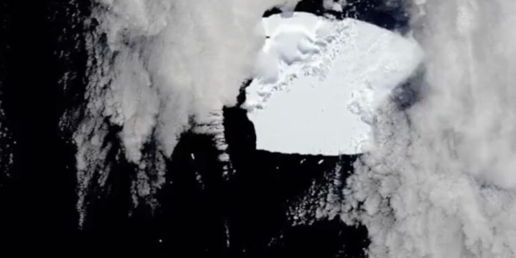 Ledena gora dvakrat večja od Londona ujeta v neskončnem krogu (VIDEO)