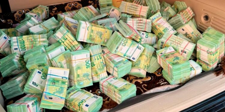 Kijevska računovodkinja ujeta z več kot 4,7 milijona evrov gotovine v prtljažniku (FOTO)