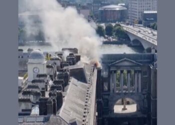 Dramatičen prizor v Londonu: Somerset House, simbol britanske kulture, v plamenih (VIDEO)