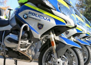 Policist na motorju trčil v vozilo na avtocesti pri Ravbarkomandi