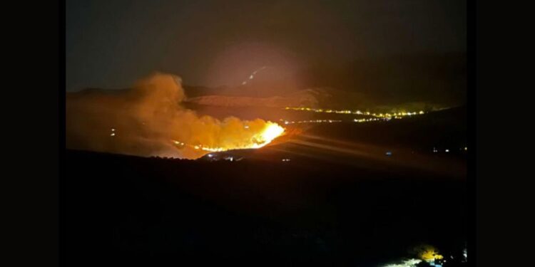 Turisti bežijo pred požarom v Dalmaciji: Odpovedi rezervacij naraščajo (FOTO)