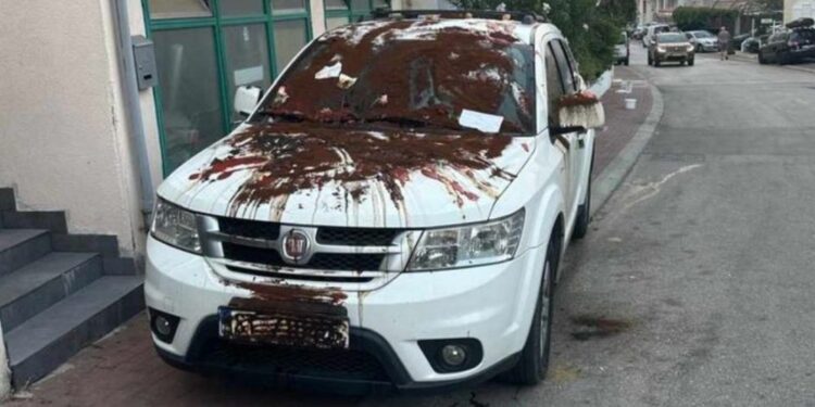 Turist zaparkiral garažo, stanovalci pa so mu pustili neprijetno darilo (FOTO)