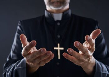 Župnik, ki je v župnišču ‘kuhal’ metamfetamin: Meščani šokirani