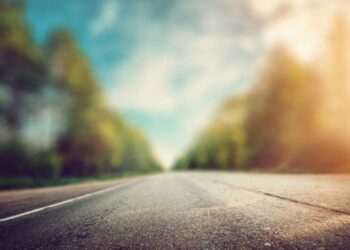 Grozljiva prometna nesreča na Viru: Prehitri voznik vzel življenje materi, otroci in oče huje poškodovani