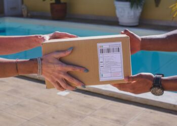 Spletna prevara: Ženska plačala paket, v katerem sta bili dve rabljeni majici