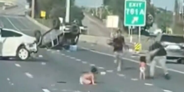 Šokanten posnetek: Malčka v plenicah po prometni nesreči obtičala sredi avtoceste (VIDEO)