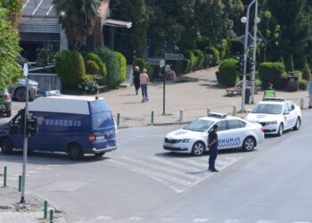 Strelski napad pred trgovskim centrom v Skopju: Ena oseba umrla