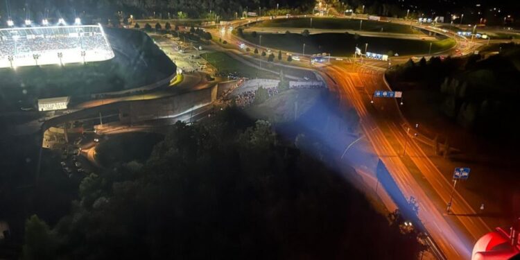 Policija posredovala na tekmi v Stožicah: Hrvaški navijači povzročili kaos