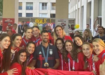 Ogrnjen v srbsko zastavo, Đoković zaplesal kolo v Parizu (VIDEO)