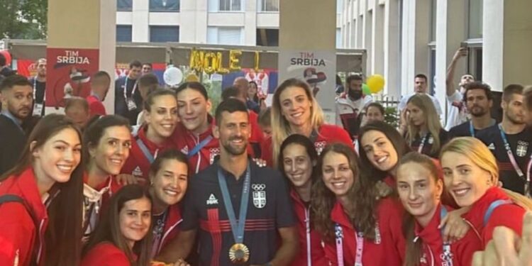 Ogrnjen v srbsko zastavo, Đoković zaplesal kolo v Parizu (VIDEO)