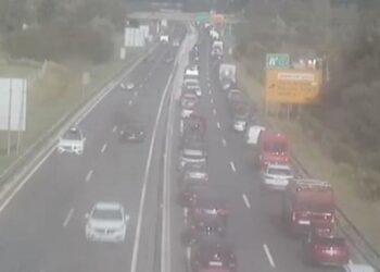 Zastoji na slovenskih cestah: Promet ovirata nesreča in gneča pred predori