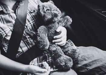 Sosedov prevoz se je spremenil v tragedijo: Otrok umrl v vročem avtomobilu