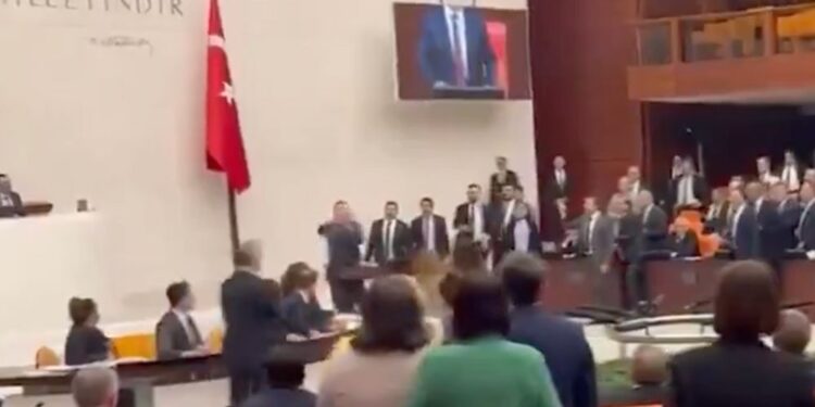 Krvavi obračun v turškem parlamentu: Razprava prerasla v brutalen pretep (VIDEO)