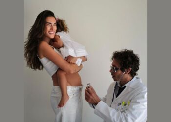 Valentino Rossi z družino in prijatelji uživa na morju pred prihodom novega člana (FOTO)