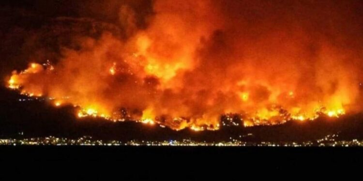 Gasilci bijejo bitko z ognjem: Pogled s Hvara razkriva razsežnost požara v Tučepih (FOTO, VIDEO)