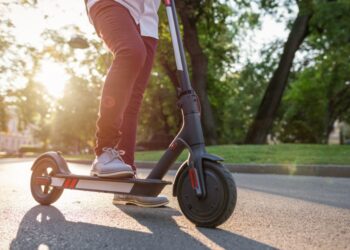 Pijana voznica e-skiroja padla in se poškodovala, policija zasegla tudi predelan moped