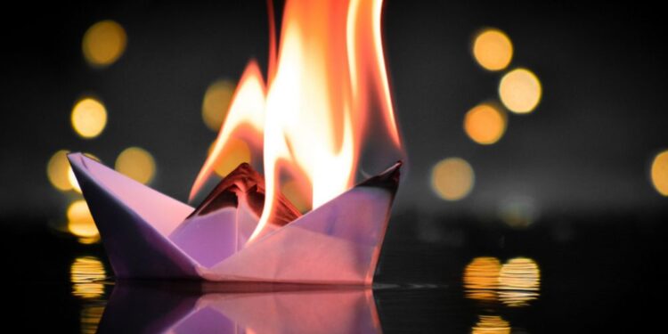 V Medulinu hoteli uničiti eno barko, ogenj zajel 34 čolnov