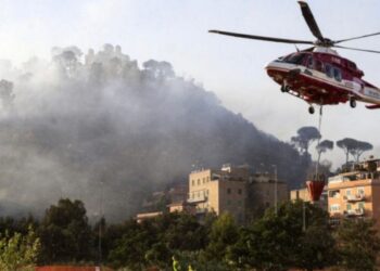 Gasilci ukrotili požar v Rimu: Evakuirani Rai in večstanovanjske stavbe (FOTO)