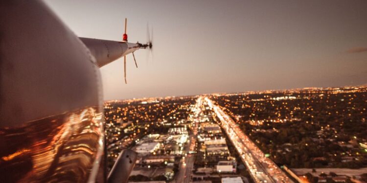 Helikopter trčil v streho in eksplodiral: Pilot umrl, gostje hotela evakuirani (VIDEO)