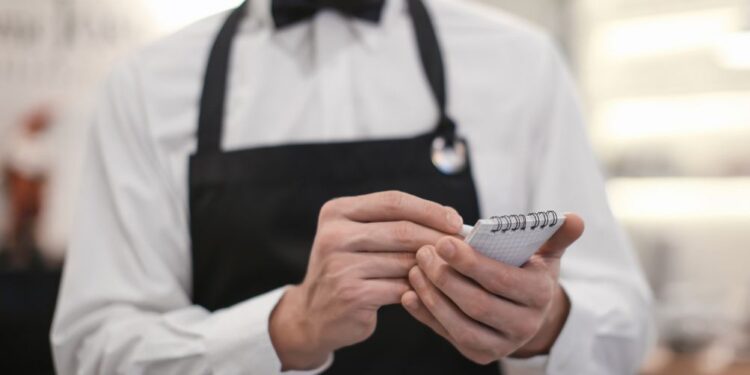 Gostinci uvajajo nov strošek: Led v pijači za plačilo?