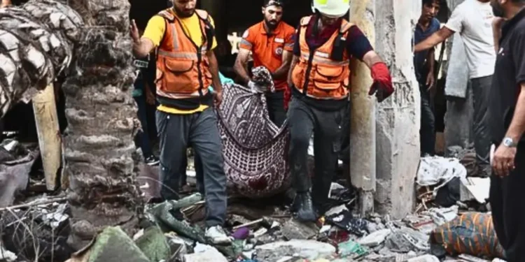 Izraelski napad na šolo v Gazi: Več kot sto ljudi pokončanih v krvavem pokolu