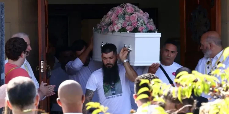 V Angliji pokopali devetletno žrtev napada z nožem