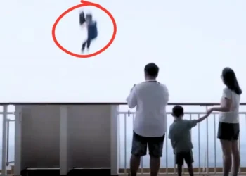 Smrtni padec s križarke pred očmi šokirane družine z otrokom (VIDEO)