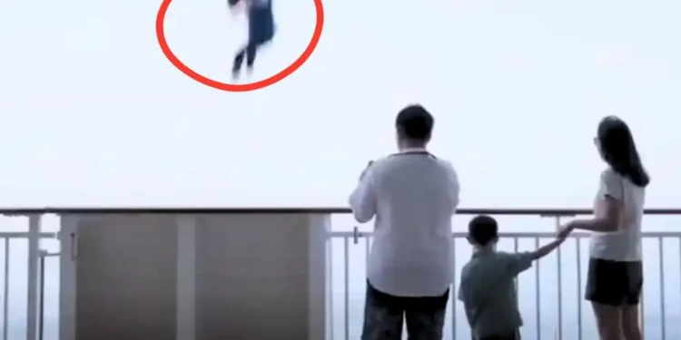 Smrtni padec s križarke pred očmi šokirane družine z otrokom (VIDEO)