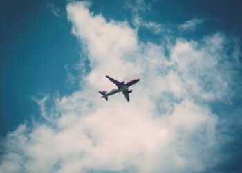 Ministrststvo Slovencem odsvetuje potovanja v Izrael in Iran, poziva tudi k umiku iz Libanona