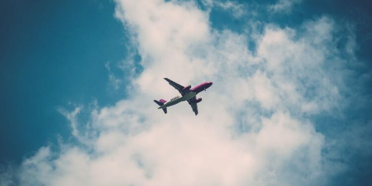 Ministrststvo Slovencem odsvetuje potovanja v Izrael in Iran, poziva tudi k umiku iz Libanona