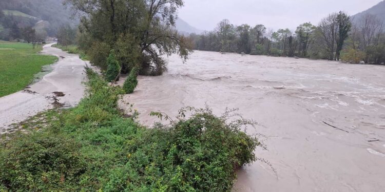 Narava pokazala zobe: Plaz zasul cesto, poplavljena polja in kleti
