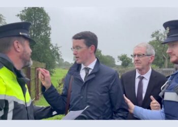 Irski učitelj znova zaprt zaradi zavračanja novih zaimkov za transspolne učence (VIDEO)