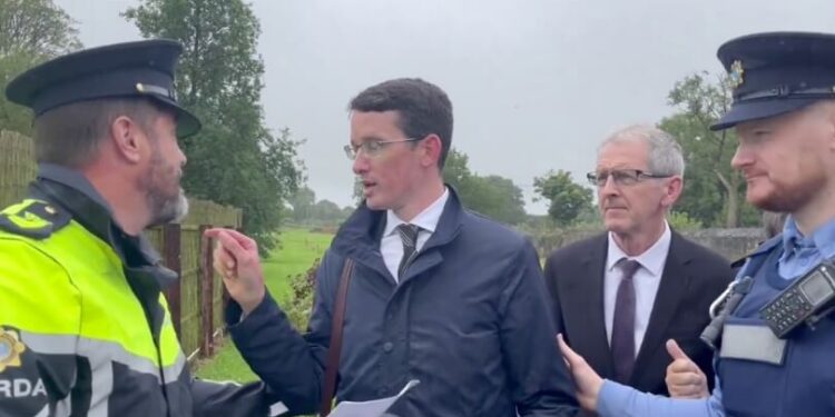 Irski učitelj znova zaprt zaradi zavračanja novih zaimkov za transspolne učence (VIDEO)