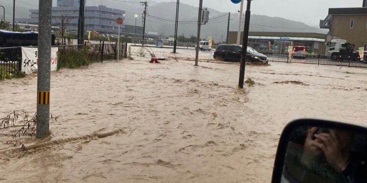Japonska v primežu poplav: Množična evakuacija v mestih Wajima in Suzu (VIDEO)