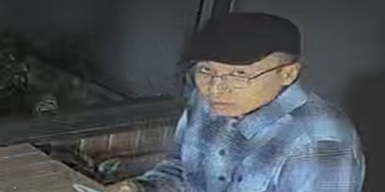 Mednarodna iskalna akcija: Moški polil vrelo kavo po dojenčku, pobegnil v tujino (VIDEO)