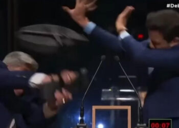 Predvolilna drama: Kandidat napadel tekmeca z železnim stolom (VIDEO)