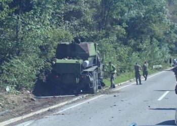 Vojaško vozilo povzročilo hudo prometno nesrečo – pet mrtvih, trije otroci med žrtvami