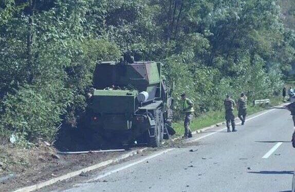 Vojaško vozilo povzročilo hudo prometno nesrečo – pet mrtvih, trije otroci med žrtvami