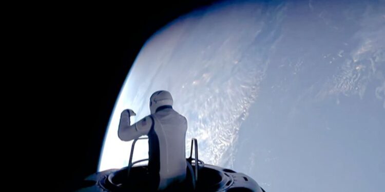 Zasebna misija Polaris Dawn: Uspešno izveden prvi vesoljski sprehod (FOTO)