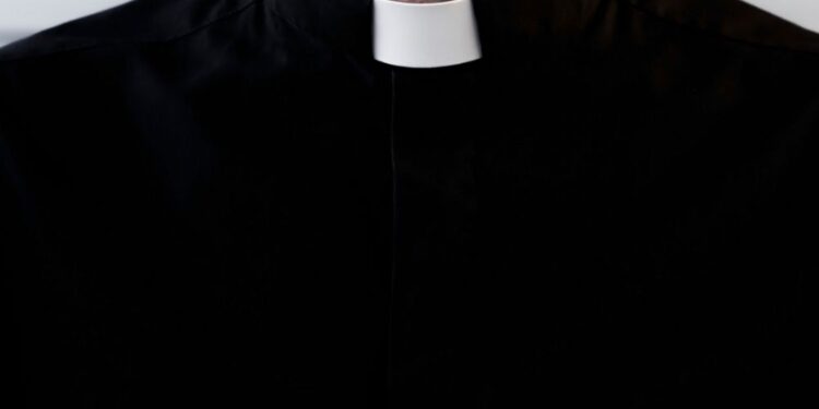 Antimafijski duhovnik v Rimu brutalno napaden s steklenicami in deskami