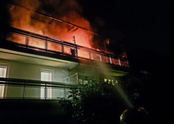 Stanovanjski blok v Mariboru v plamenih: Osebe evakuirane, ena stanovanje popolnoma uničeno (FOTO)