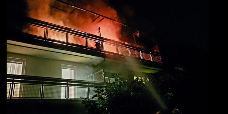 Stanovanjski blok v Mariboru v plamenih: Osebe evakuirane, ena stanovanje popolnoma uničeno (FOTO)