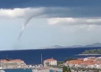 Naravni fenomen: Ulice Novigrada prekrila morska pena, v Alpah pa sneži (VIDEO)