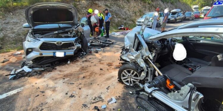 Hudo trčenje pri Obrovu: Šest poškodovanih, reševalci s tehničnim posegom rešili dve osebi (FOTO)