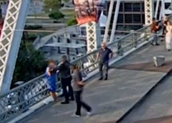 Herojsko dejanje Jona Bon Jovija: Rešil žensko pred skokom z mostu (VIDEO)