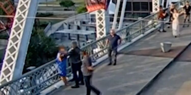 Herojsko dejanje Jona Bon Jovija: Rešil žensko pred skokom z mostu (VIDEO)
