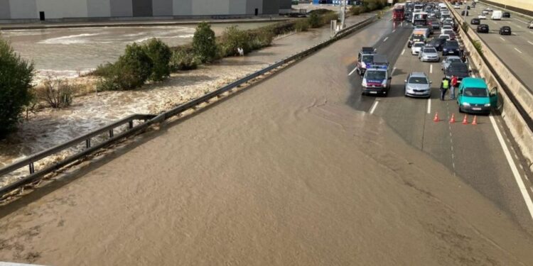 Ujeti na Donavi: 142 ljudi obtičalo na rečni križarki zaradi poplav (VIDEO)