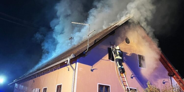 Požar uničil ostrešje stanovanjske hiše na območju Ormoža, škoda ocenjena na 70.000 evrov (FOTO)