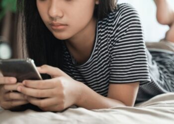 14-letnica poklicala policijo, ker so ji starši odvzeli telefon